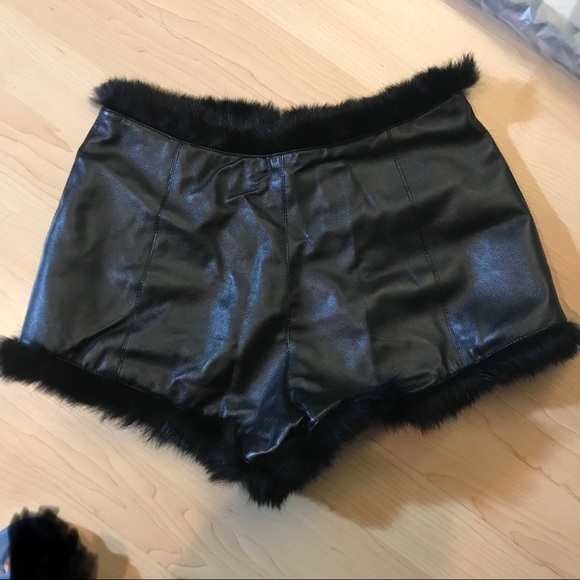 Black leather fur high waisted shorts - Picture 3 of 4